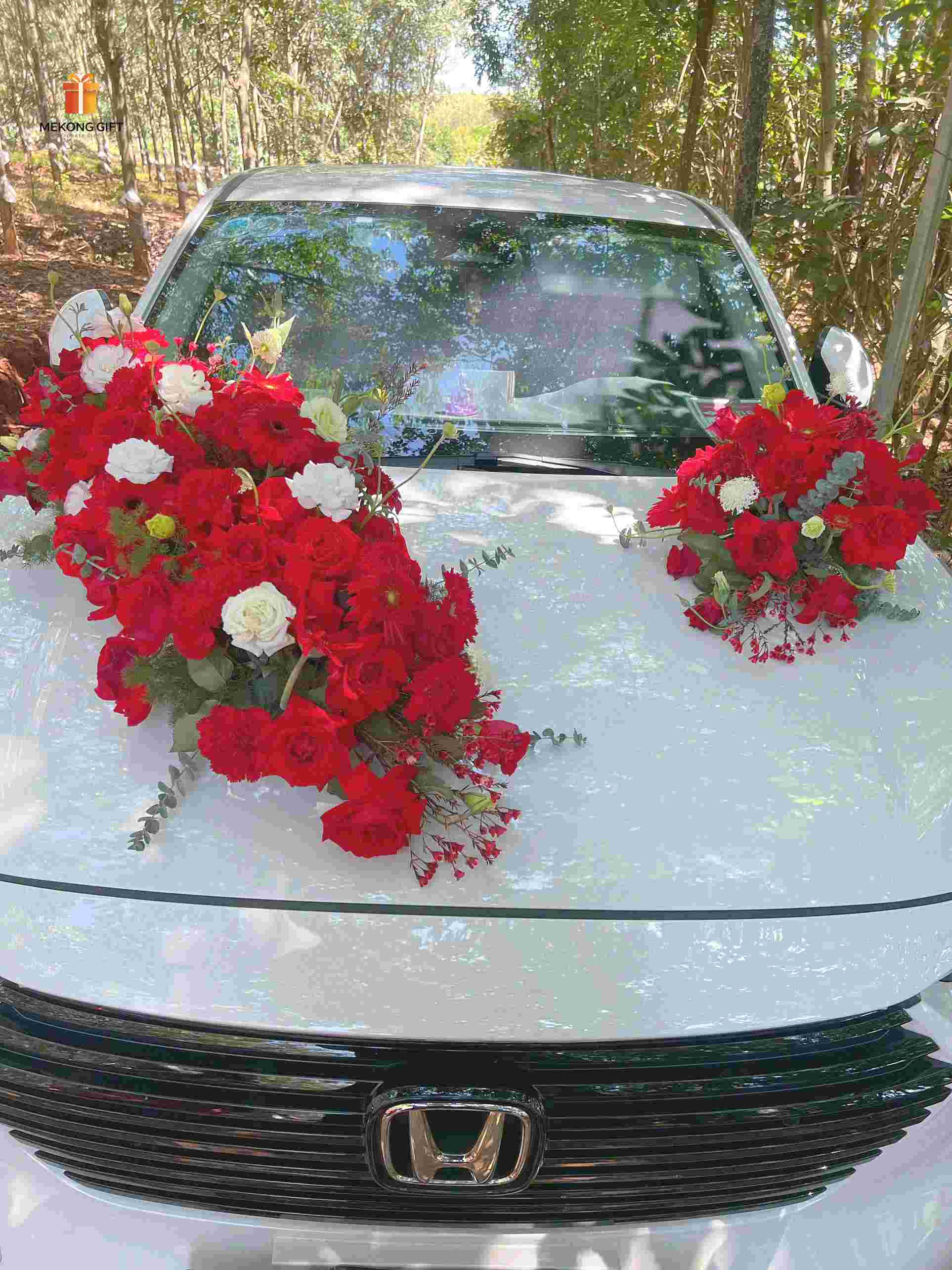 Trang trí xe honda bằng hoa tươi để đi rước dâu